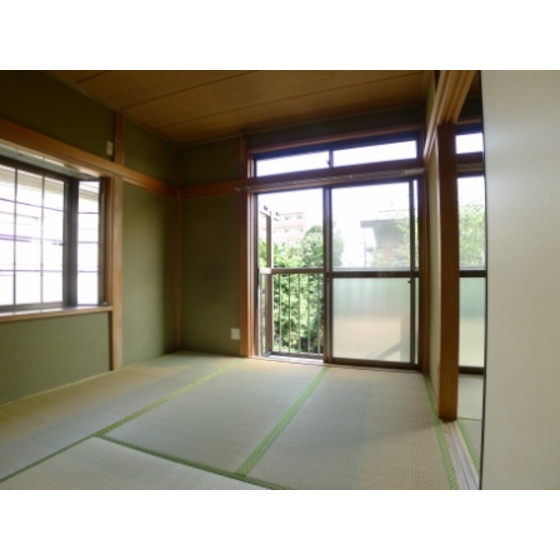 Receipt. Bright Japanese-style room equipped with a bay window.