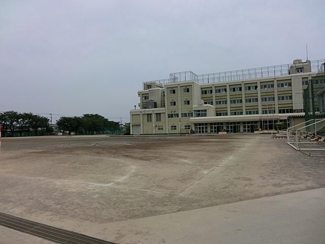 Junior high school. 837m until Yamato Municipal Minamirinkan junior high school