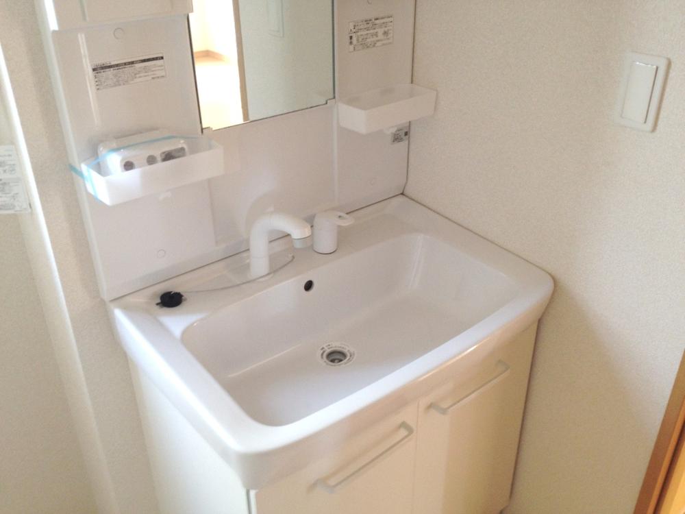 Wash basin, toilet. B Building