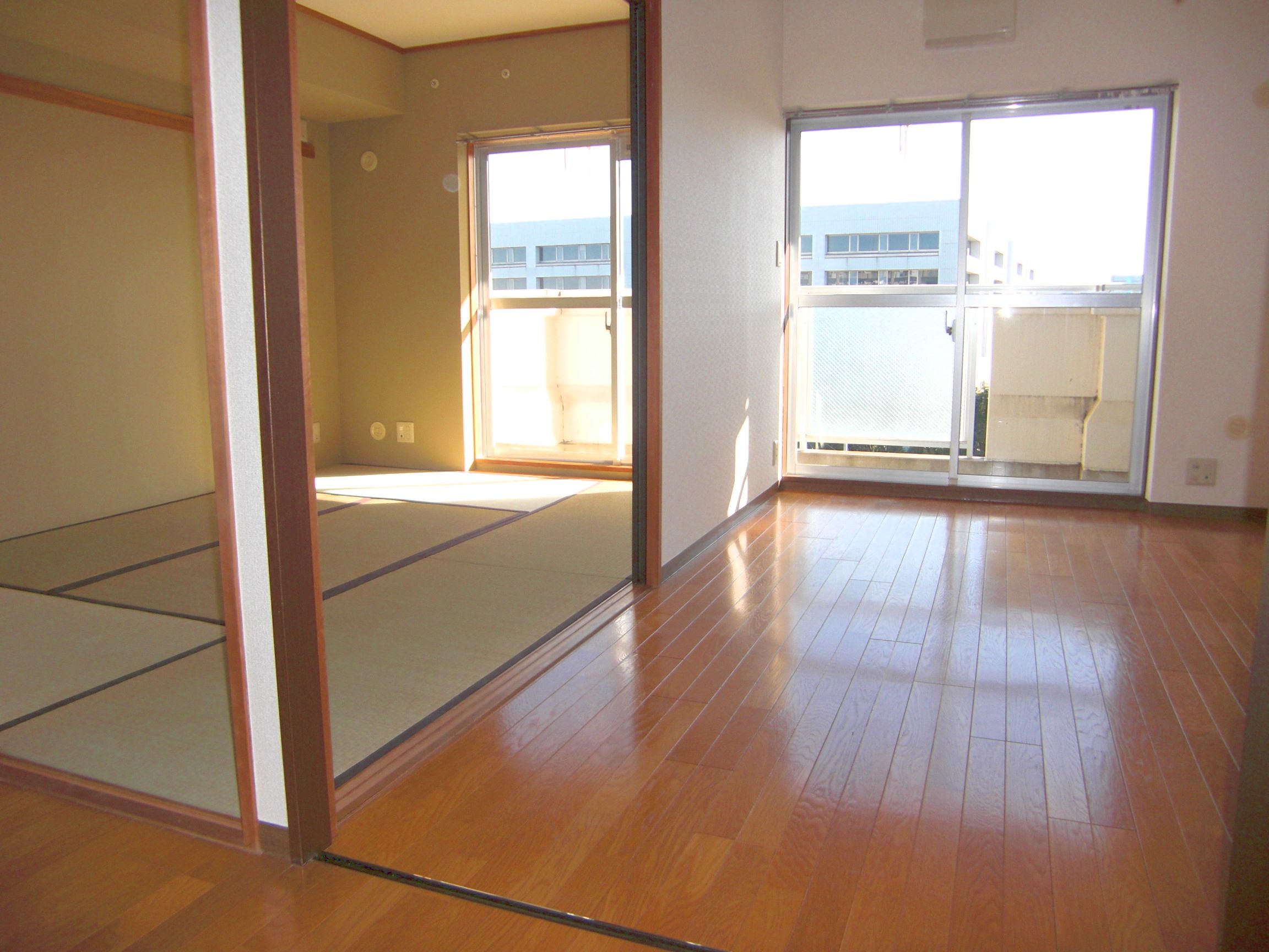 Living and room. Movable partition, living ・ You can distinguish the living room.