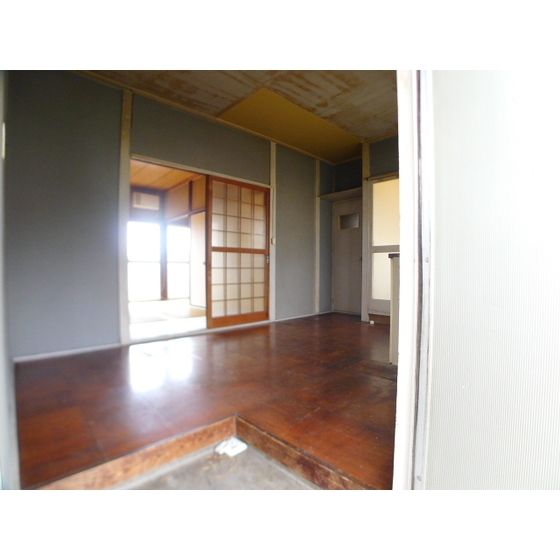 Entrance. There is space to put a shoe box on the right-hand side.