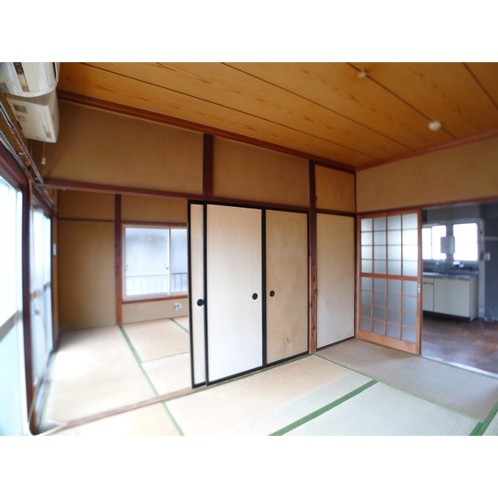 Living and room. Spacious Japanese-style room of a total of 10.5 quires you open the sliding door