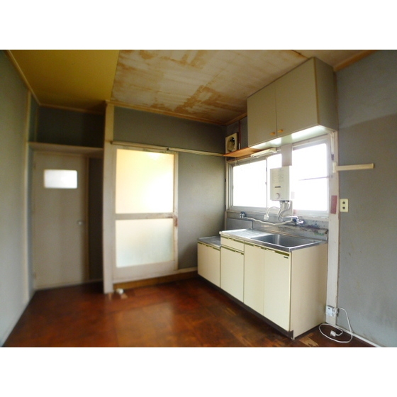 Kitchen. Gas stove can be installed, You can hot-water supply. 