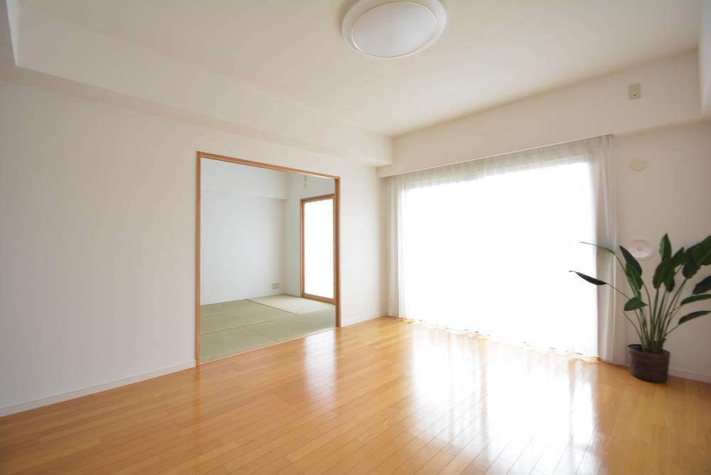 Living. Since the Japanese-style room that also features, You can also housework while lay the child ☆