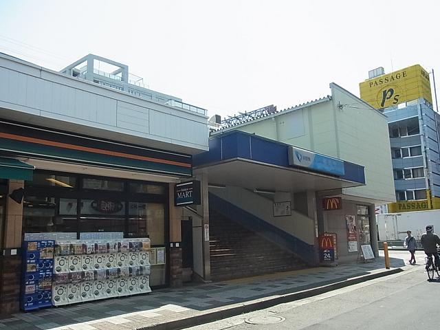 Streets around. To the station 400m Enoshima Odakyu "Tsuruma Station" before (2013 October 21 shooting)