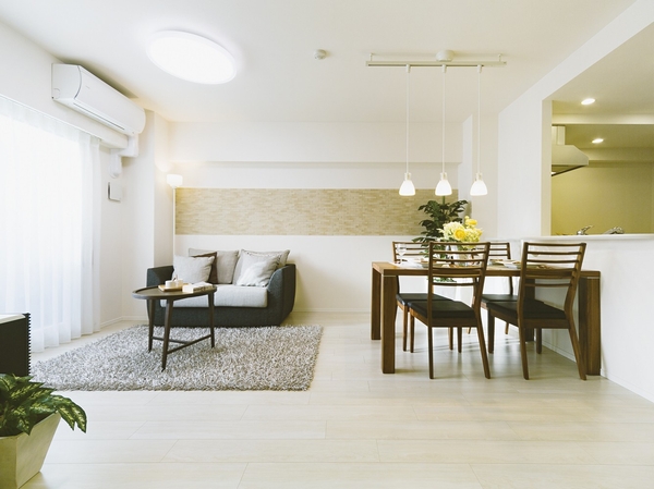 Living as seen from the Japanese-style room ・ dining. Is about 12.9 tatami mats of size when combined with open type of kitchen, Family is gathered is a relaxing space.