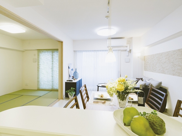 Living from the kitchen ・ View dining. Bright design visibility is spread.