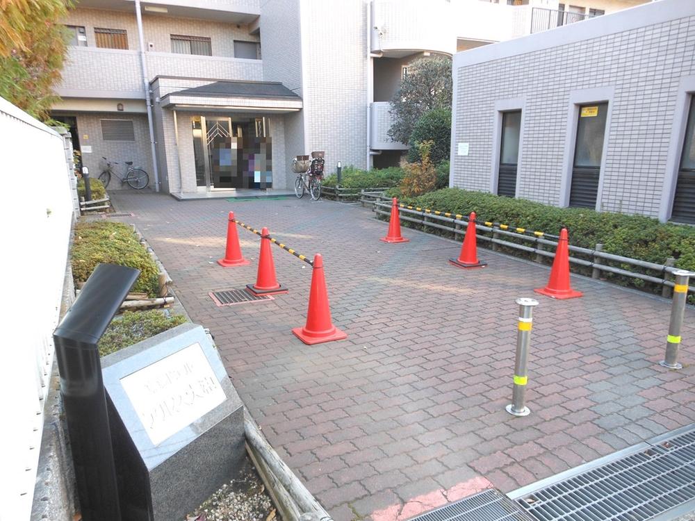 Entrance. Common areas