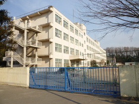 Junior high school. Kamiwada 1070m until junior high school (junior high school)