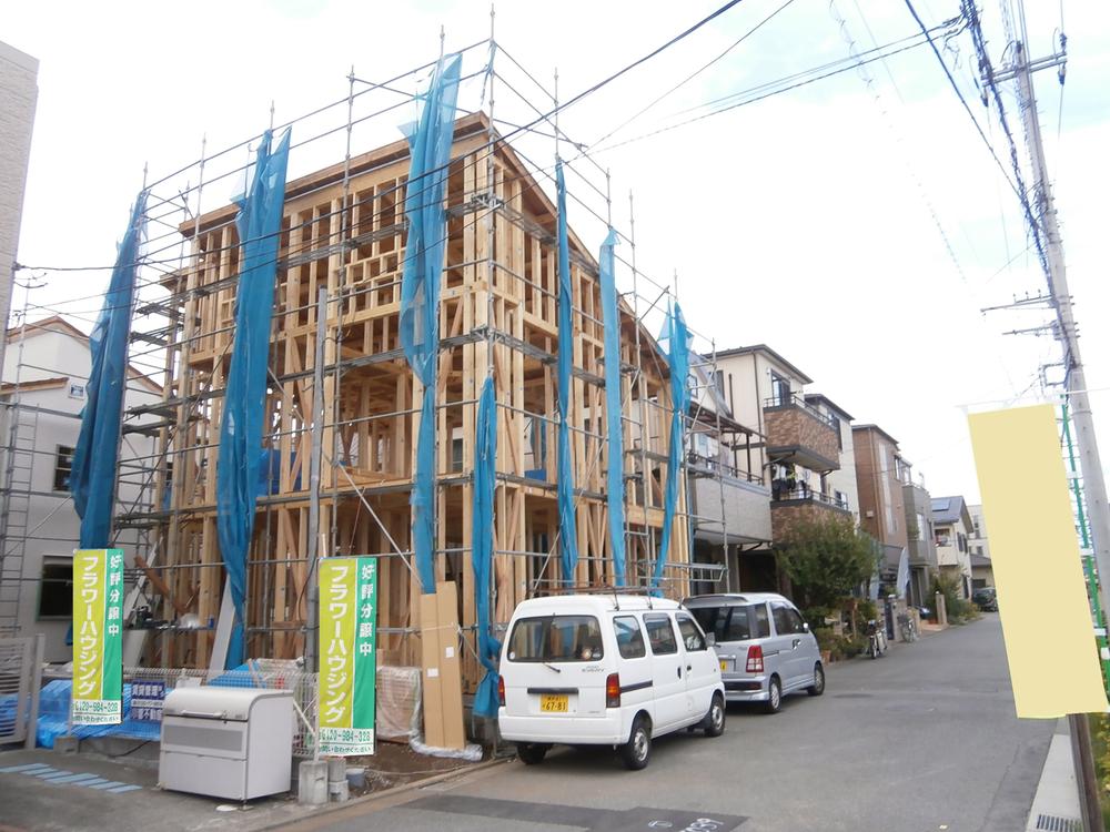 Local photos, including front road. Local (11 May 2013) shooting B Building will continue in progress construction work now. 