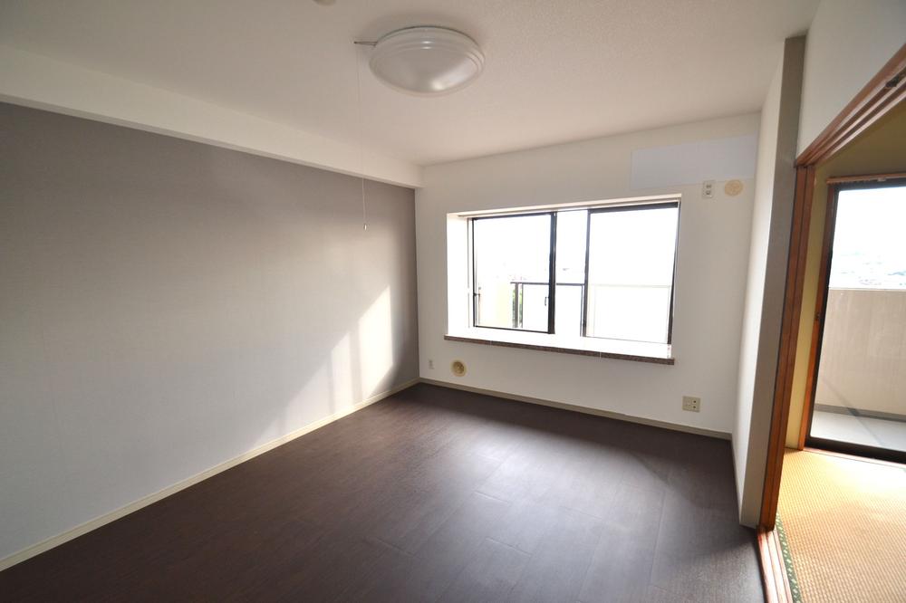 Living. Living to relax while admiring the views of the windowsill