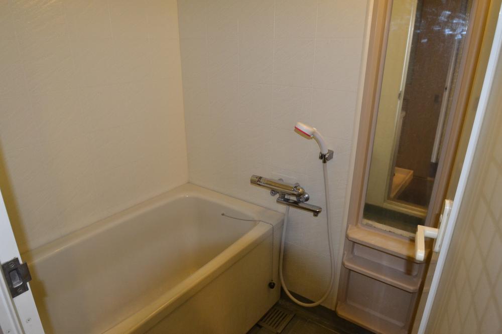 Bathroom. Indoor (11 May 2013) Shooting