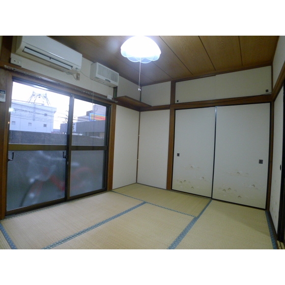 Living and room. Japanese-style room with a large window.