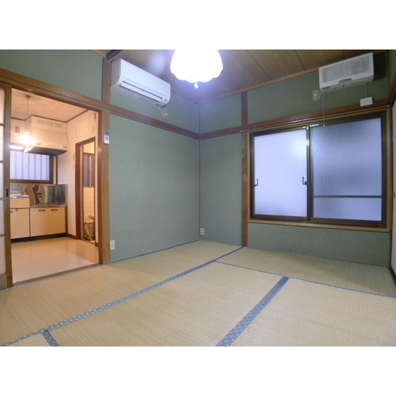 Living and room. Air conditioning is also is also housed Japanese-style room.