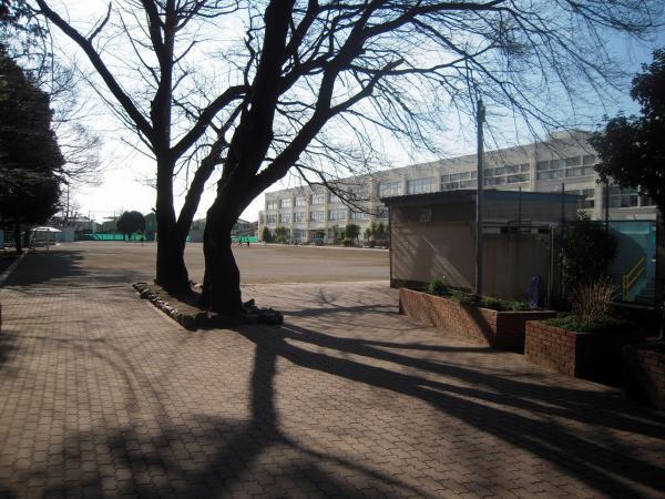 Primary school. Nishitsuruma 700m up to elementary school