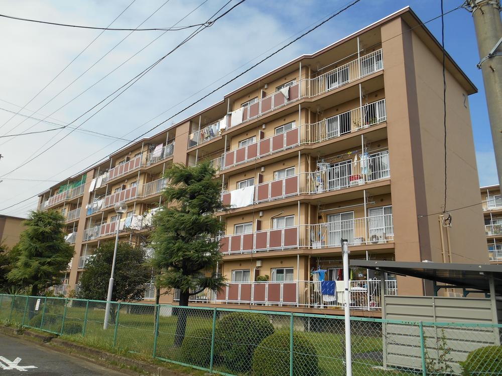 Local appearance photo. Appearance is old but is the room very clean