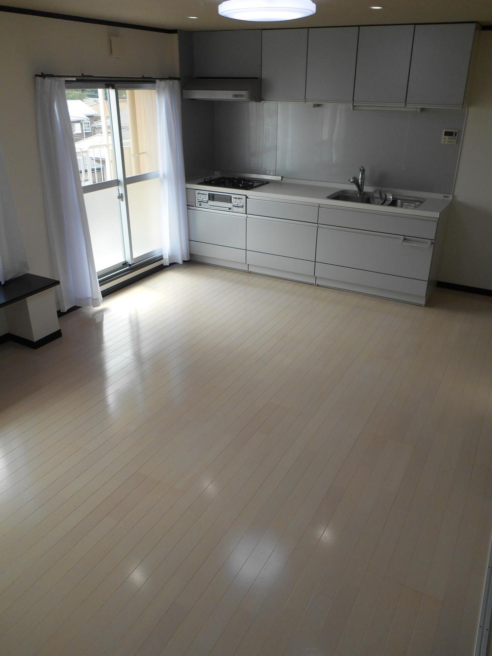 Living. Spacious 12 Pledge