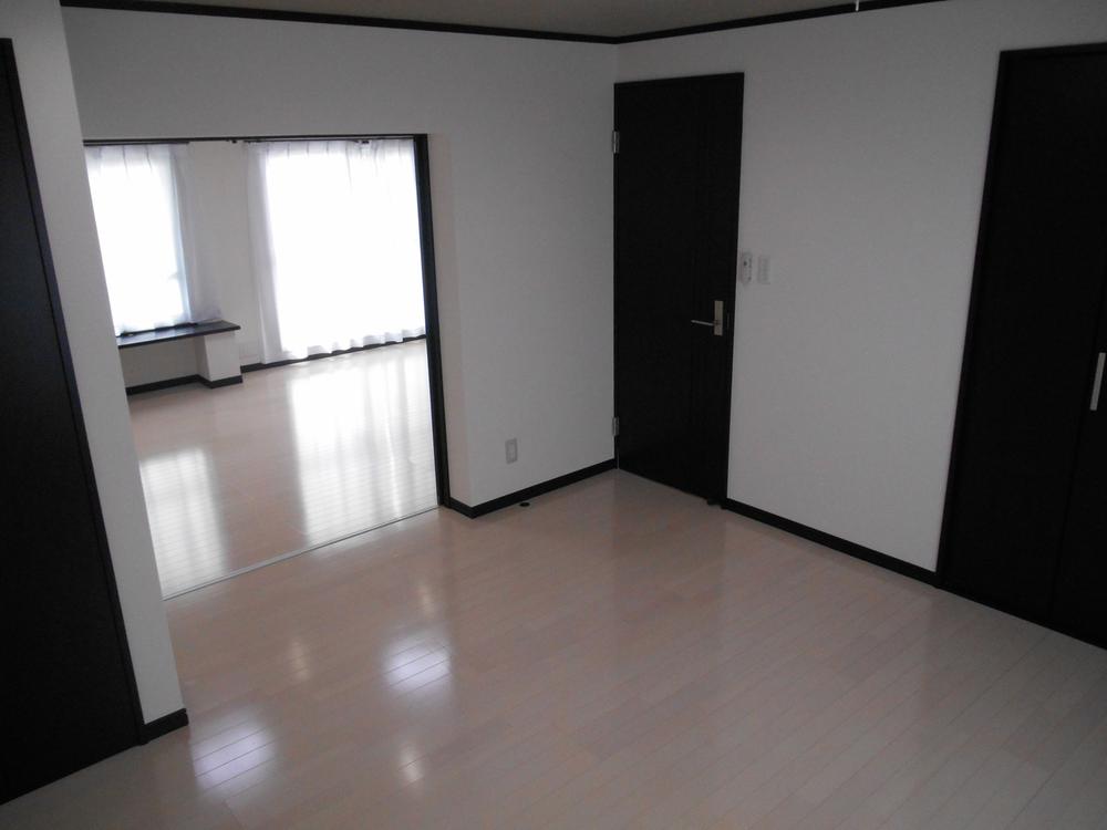 Non-living room. Living next to 6.5 Pledge Western-style