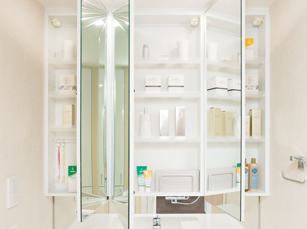 Bathing-wash room.  [Three-sided mirror with vanity] It has adopted a three-sided mirror with vanity, which also includes a three-sided mirror under mirror tailored to the child's point of view. Ensure the storage rack on the back side of the three-sided mirror. You can organize clutter, such as skin care and hair care products. Also storage rack is clean and maintain because it is clean and remove.