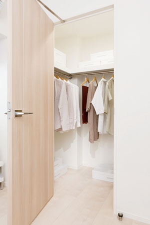 Interior.  [Walk-in closet] Walk-in closet that can confirm the stored items at a glance is, Large-scale storage with the size of the room. In addition to the storage of a number of clothing, Drawer to feet and chest, You can put even shoe box.