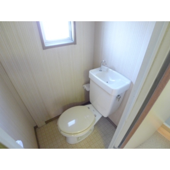 Toilet. Small window with which can also be lighting also enter ventilation!