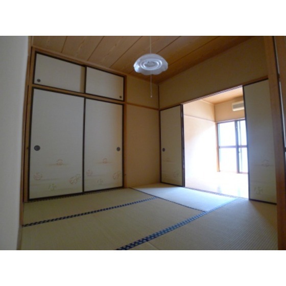 Other room space. There is also a Japanese-style calm down. 