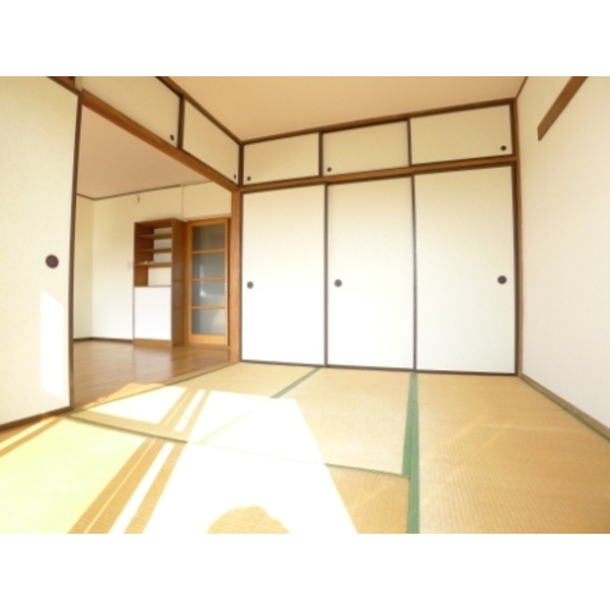 Living and room. Purring is a cozy Japanese-style room 6 tatami.