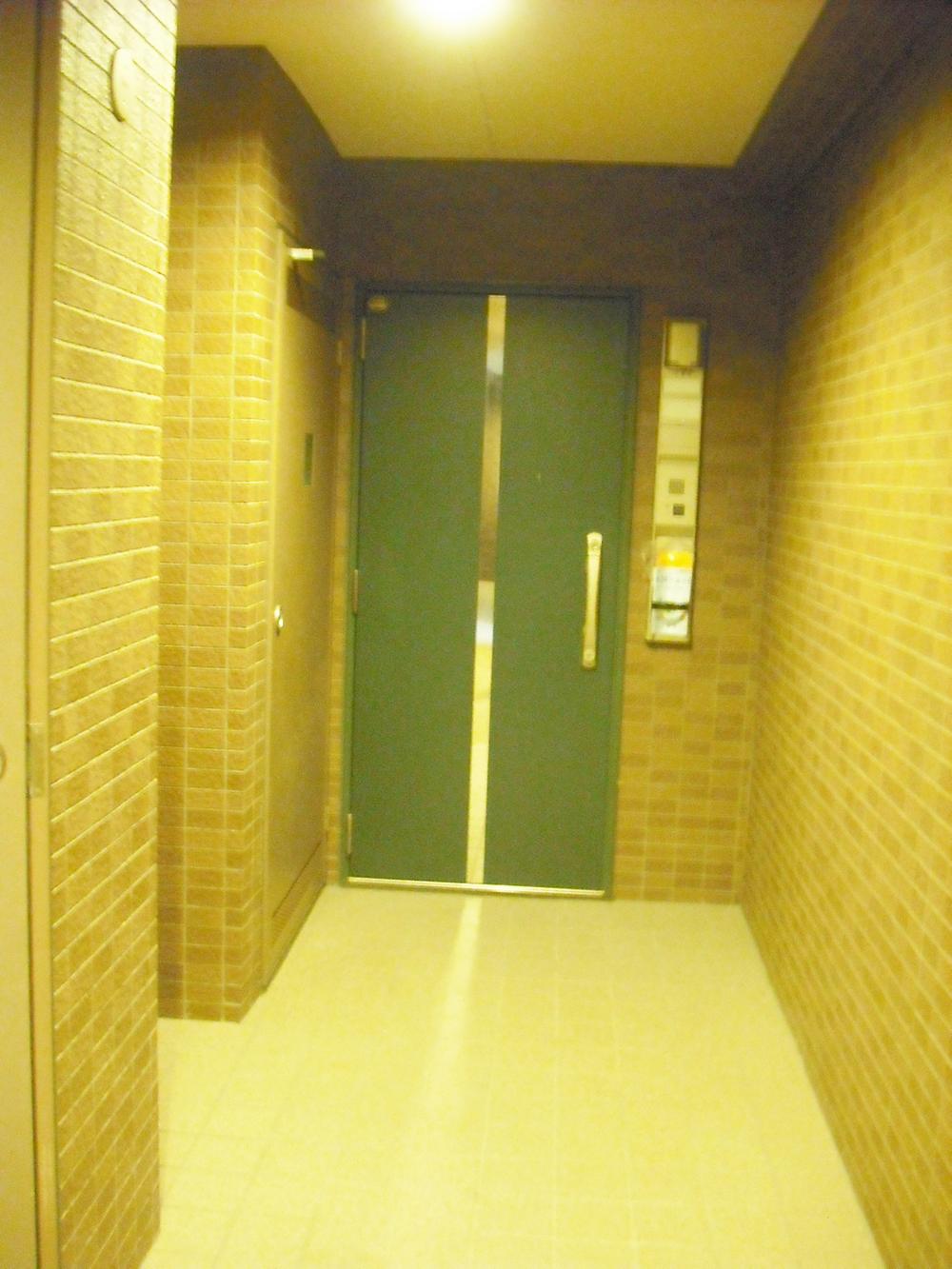 Entrance. Each dwelling unit entrance