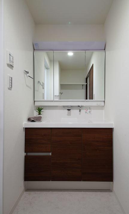 Wash basin, toilet. Independent wash basin mirror and easy-to-use large