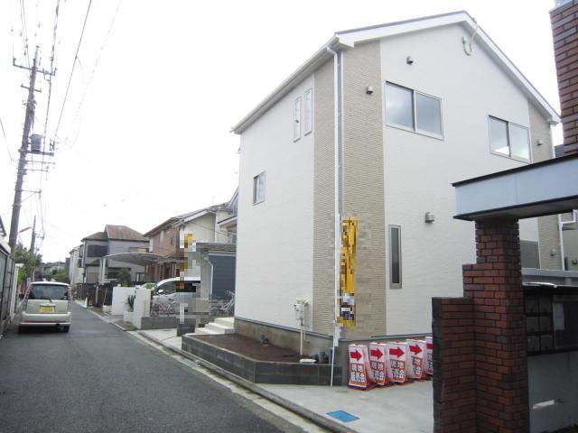 Local photos, including front road. Local (11 May 2013) Shooting