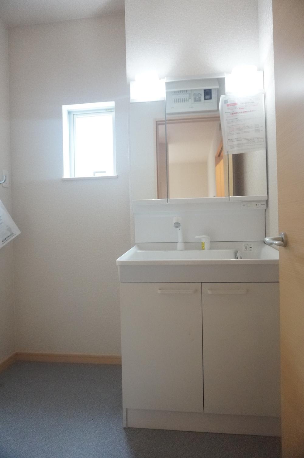 Wash basin, toilet. 15 Building Wash basin