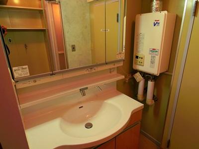 Wash basin, toilet. Indoor (10 May 2013) Shooting