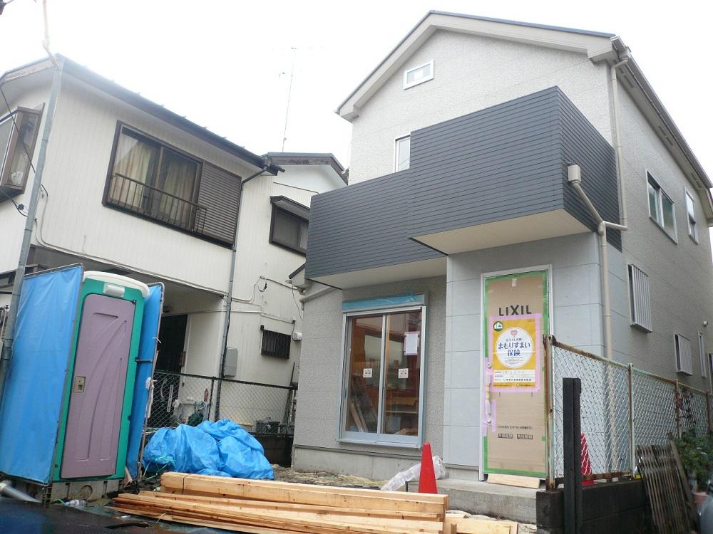 Local photos, including front road. Selling local