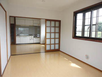 Living and room. It can be used by connecting to open the sliding door