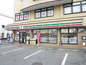 Convenience store. 250m to Seven-Eleven (convenience store)