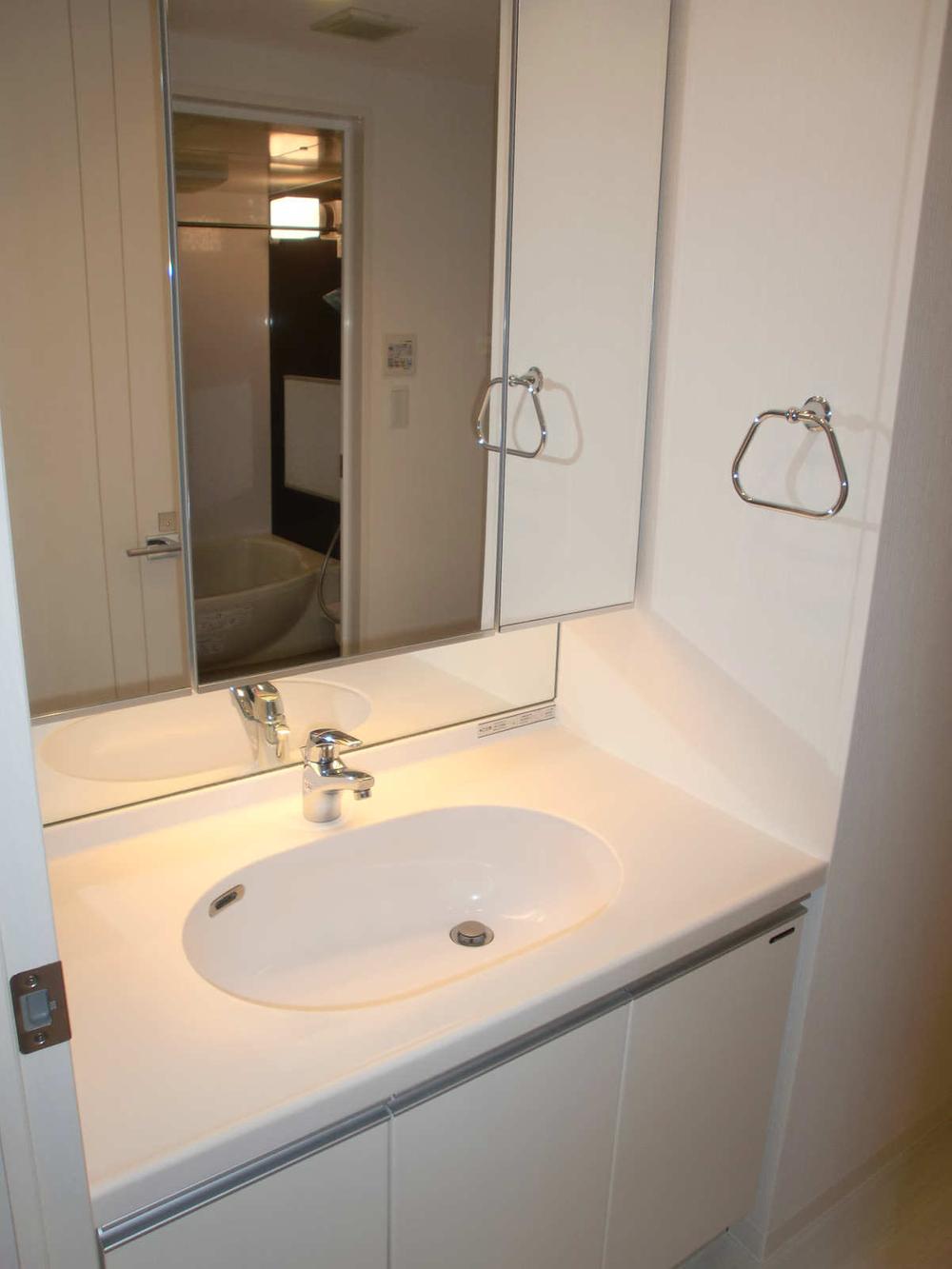 Wash basin, toilet. Indoor (June 2013) Shooting