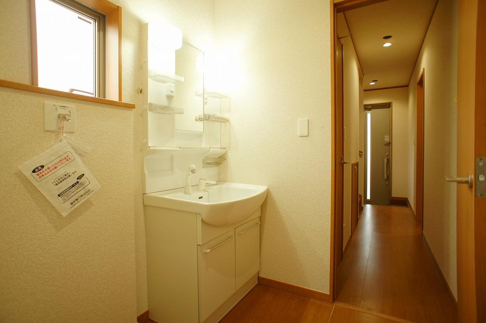 Wash basin, toilet. Indoor (10 May 2013) Shooting, Shower is Dresser.