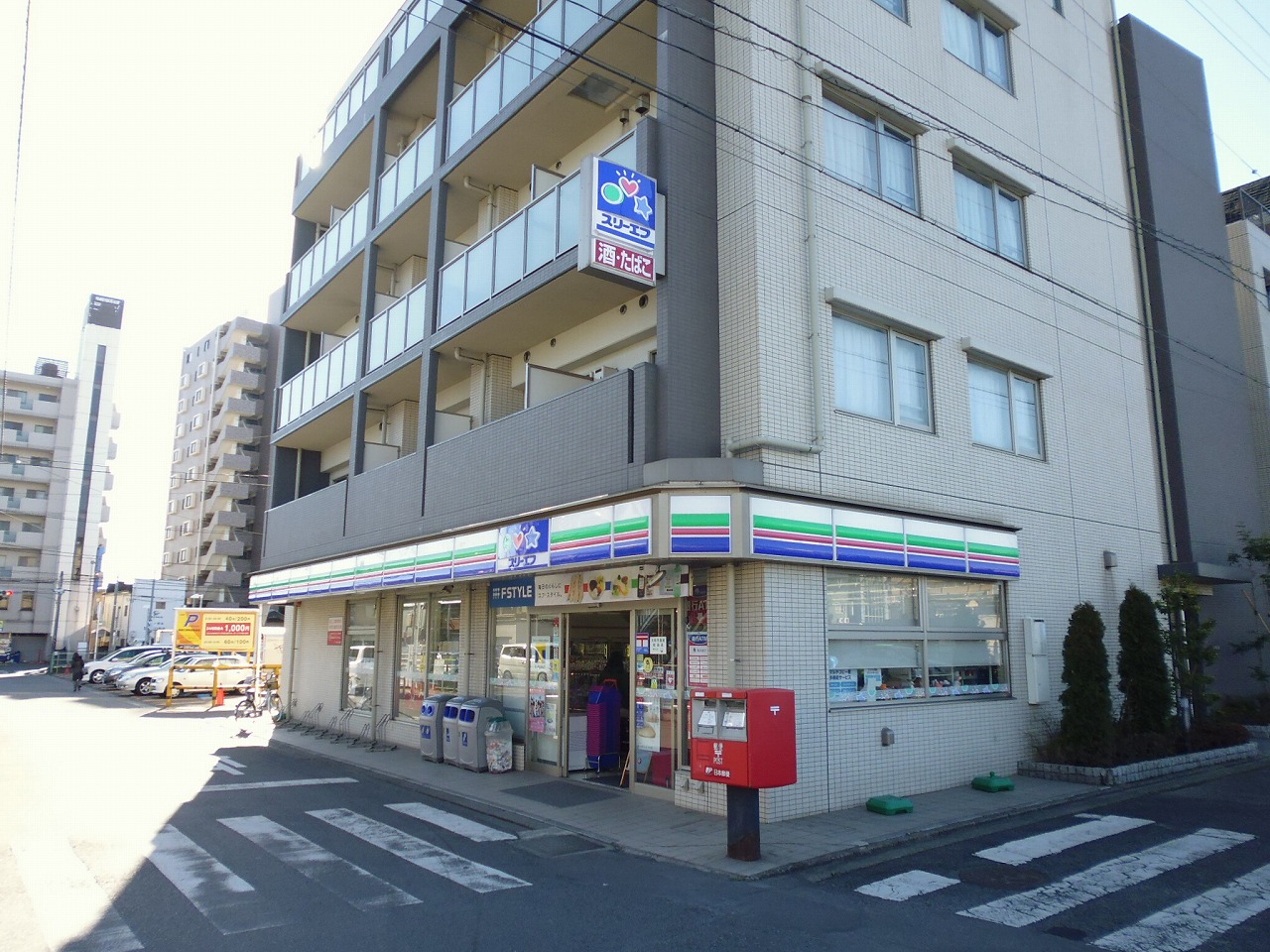 Convenience store. Three F 515m to Sagami Otsukaekimae store (convenience store)