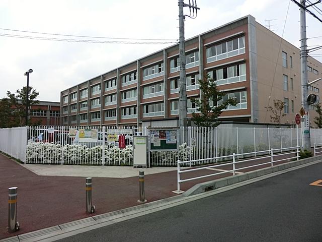 Junior high school. 946m until Yamato Municipal Hikarigaoka junior high school