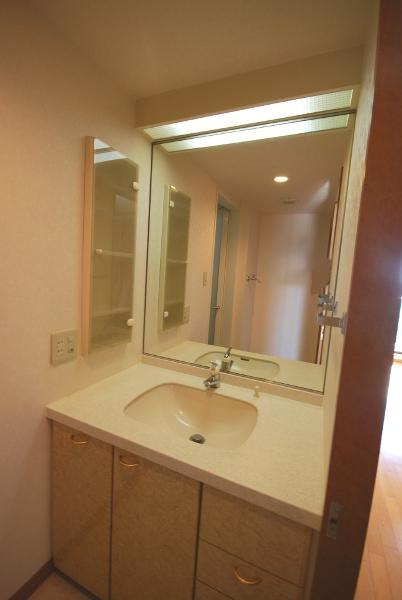 Wash basin, toilet. Local (12 May 2013) Shooting