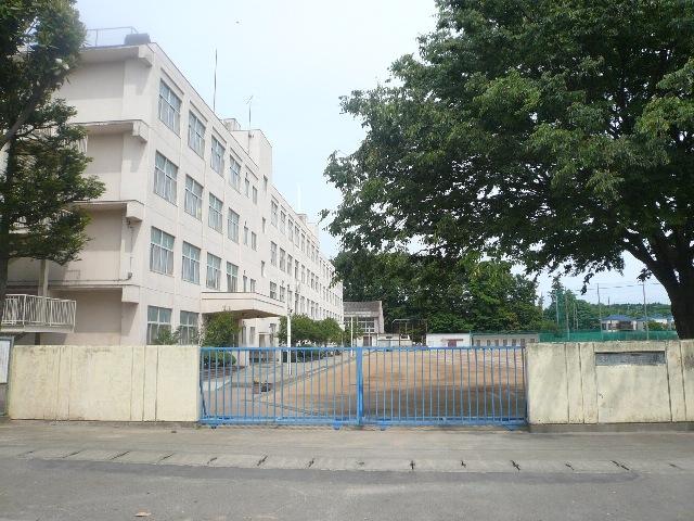Junior high school. Kamiwada 190m until junior high school