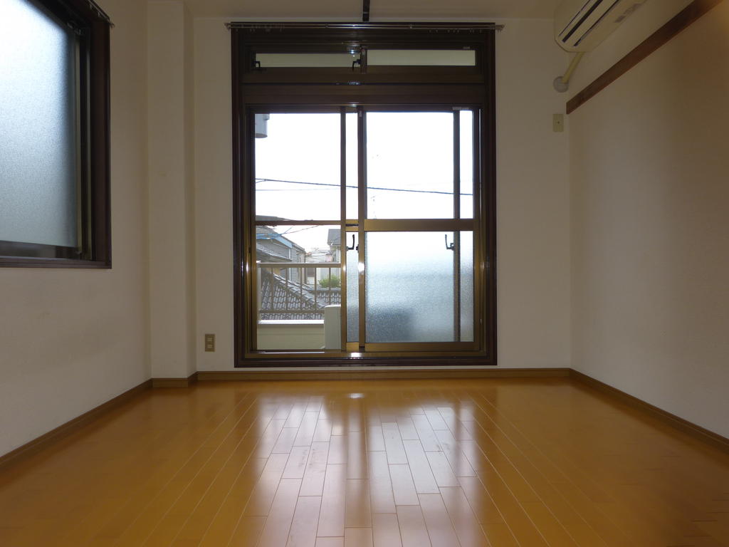 Living and room. Corner room ・ This room has a sunlight enters a lot of two-plane daylight