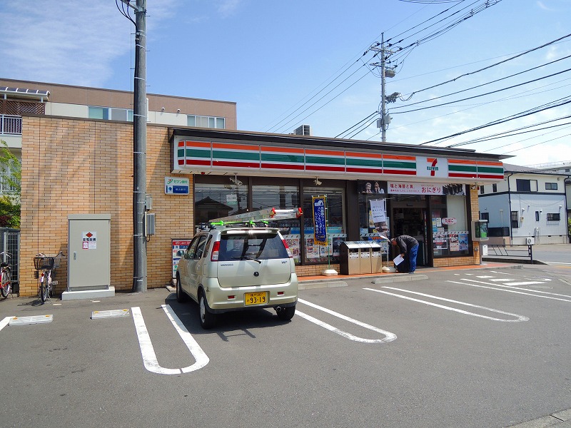 Convenience store. 340m to Seven-Eleven (convenience store)