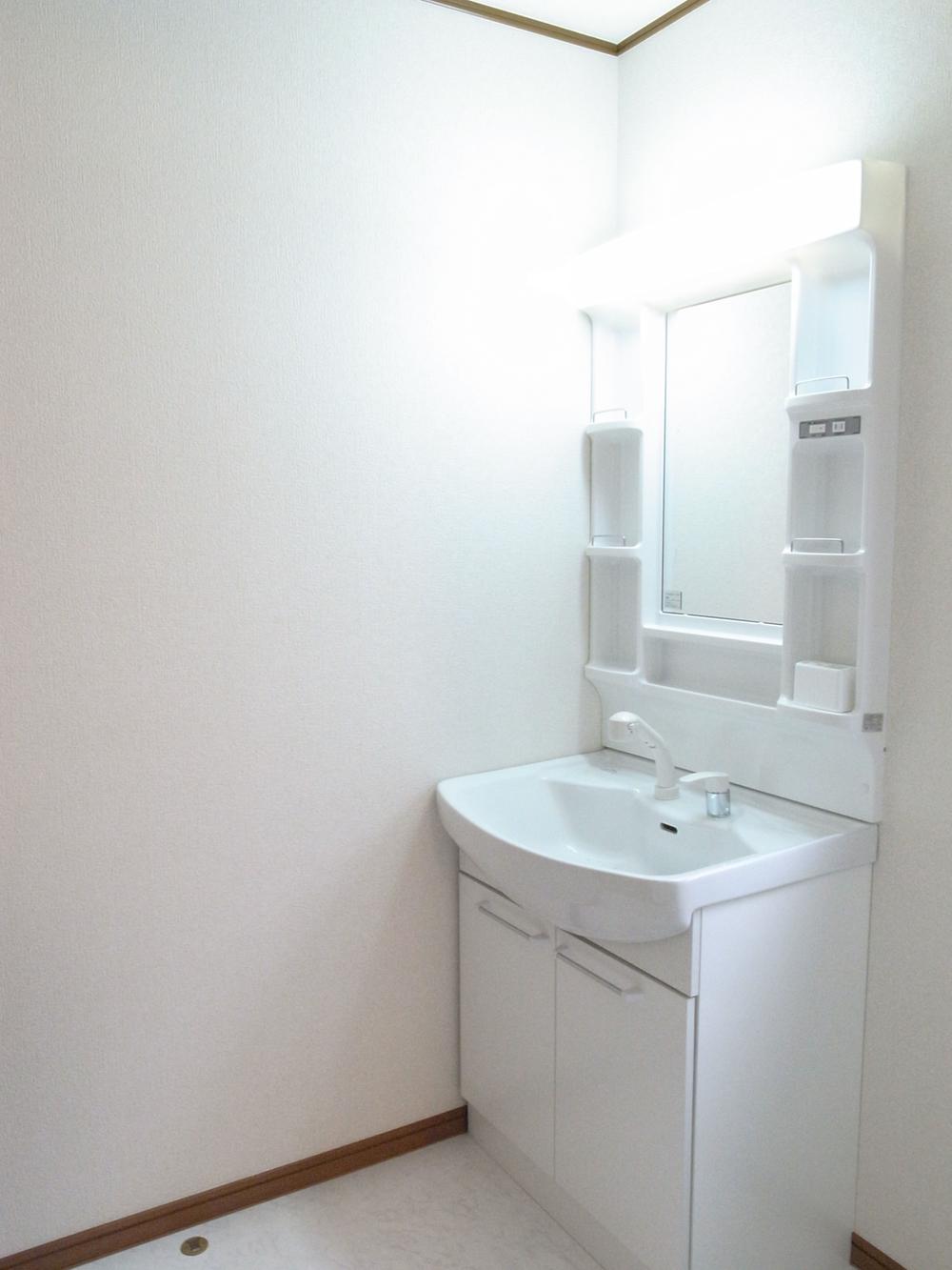 Wash basin, toilet.  [Panasonic wash basin vanity]  ・ Do not use a heater, Mirror that does not fog over the entire surface → electric bill zero, Worry of forgetting to turn off is also unnecessary ・ Hard to break artificial marble ball ・ Stylish tray, such as cosmetic accessories is definitive ・ Singh