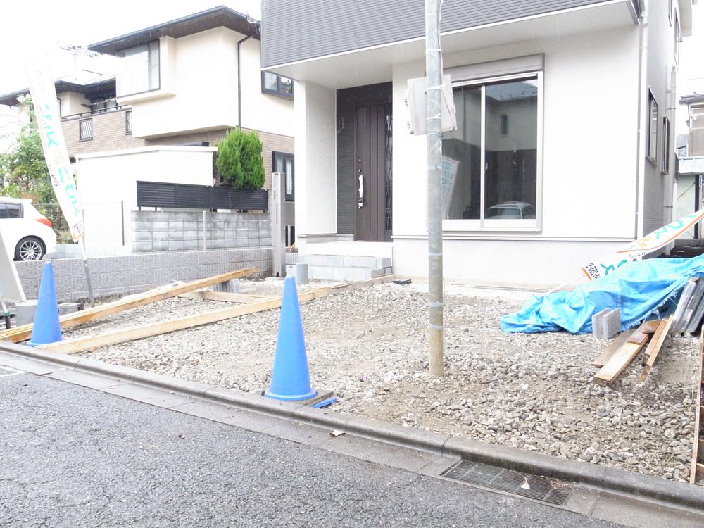 Parking lot. ☆ It comes with two car spaces ☆