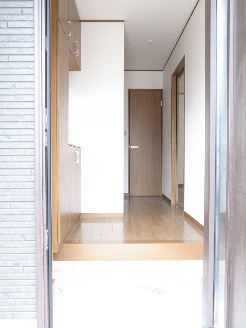 Entrance. ☆ It is very bright entrance because of the entrance on the south side ☆