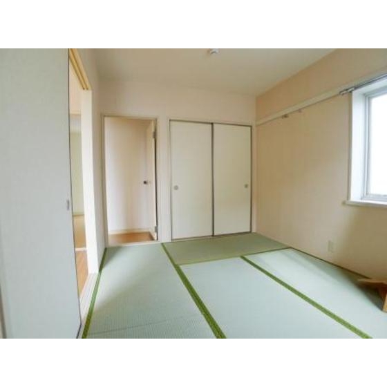 Other room space. Light is the Japanese-style room to enter through the window.