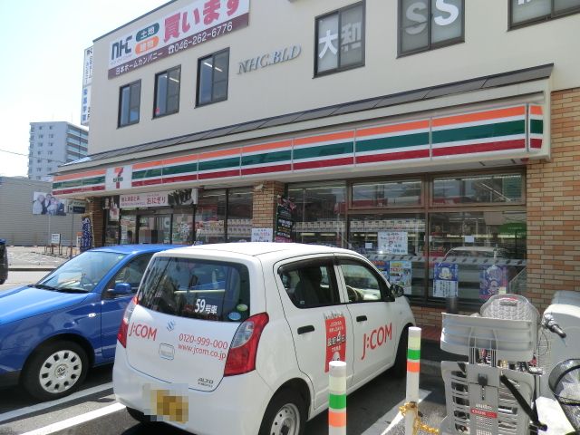 Convenience store. Seven-Eleven Yamatominami 2-chome up (convenience store) 459m