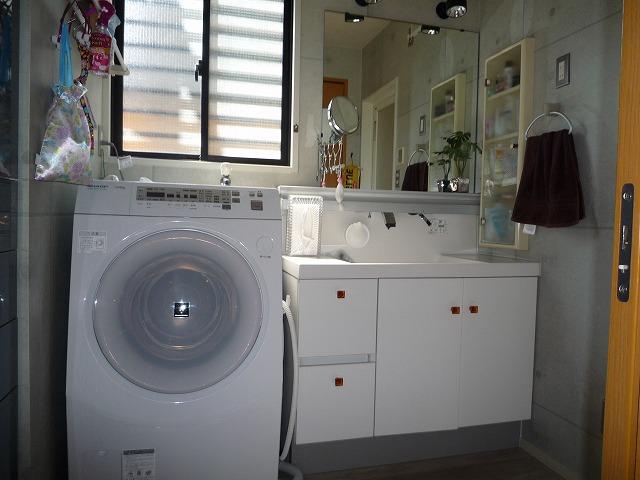 Wash basin, toilet. Easy-to-use wash basin.