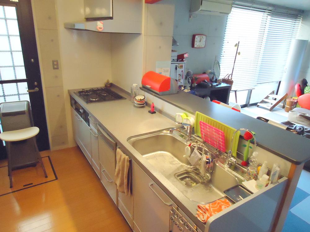 Kitchen. Easy-to-use face-to-face kitchen.